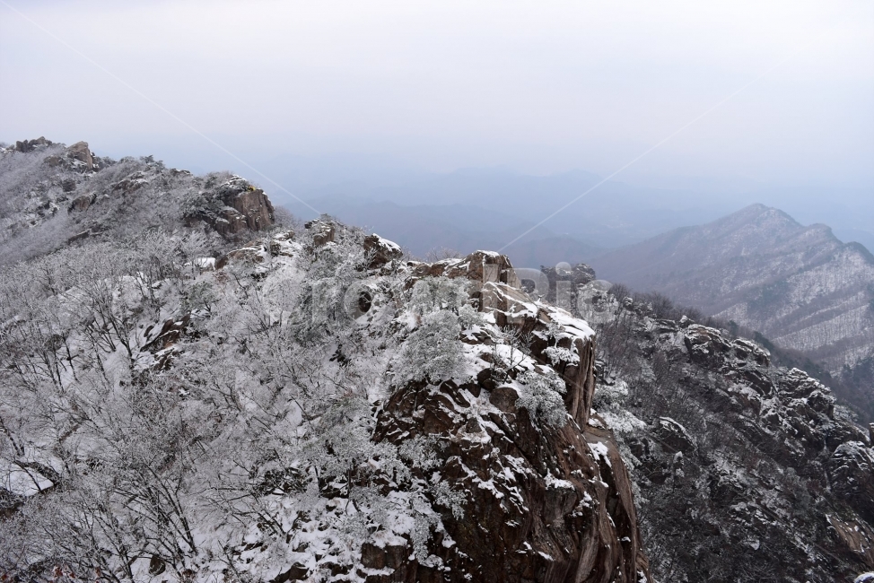설경,풍경,대둔산,눈꽃,삼선계단,자연,nature,landscape,겨울,계절,winter,season,탐방,도립공원,힐링,감성,정취,산세,명산,100대명산,산,등산,트레킹,풍경사진,비경,경치,겨울사진,겨울색채,경관,기암,암봉우리,mountain,금산,완주,논산,마천대,케이블카,구름다리,fall,autumn,한국자연풍경,한국자연경관,korea,겨울,계절,winter,season,자연,풍경,nature,landscape,outdoors,옥외,mountain range,산맥,peak,피크