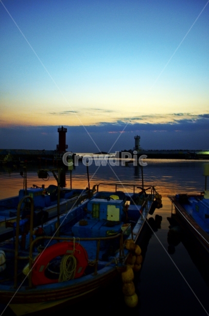 항구,반영,일출,하늘,등대,배,자연,풍경,등대,lighthouse,산업,industry,industrial,어업,fishery,fishing industry,water,물,waterfront,워터 프론트,port,포트,pier,교각,transportation,교통,vehicle,차량,watercraft,선박