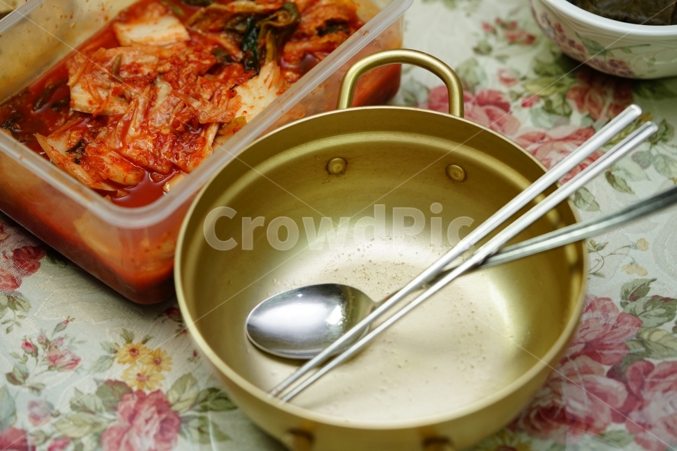냄비,식사,누른밥,숭늉,누룽지,한식,먹방,먹거리,음식,식사대용,일상,쌀,현미,곡물,한국,코리아,온기,겨울,간식,숟가락,김치,음식,식재료,요리,food,cook,meal,dishes,food reserves,한식,한국음식,한국요리,korean food,korean dishes,korean meal,korean cook
