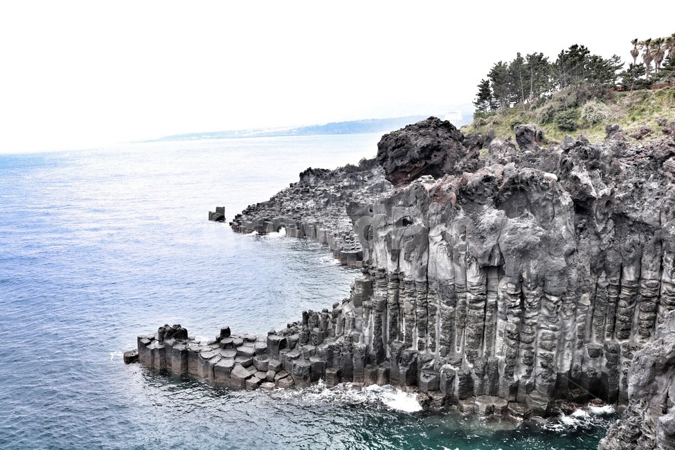 제주도,자연물,주상절리,해안,해안절벽,절벽,화산섬,자연,풍경,nature,landscape,한국자연풍경,한국자연경관,korea nature landscape,제주도,jeju,jeju island,promontory,곶,outdoors,옥외,cliff,낭떠러지