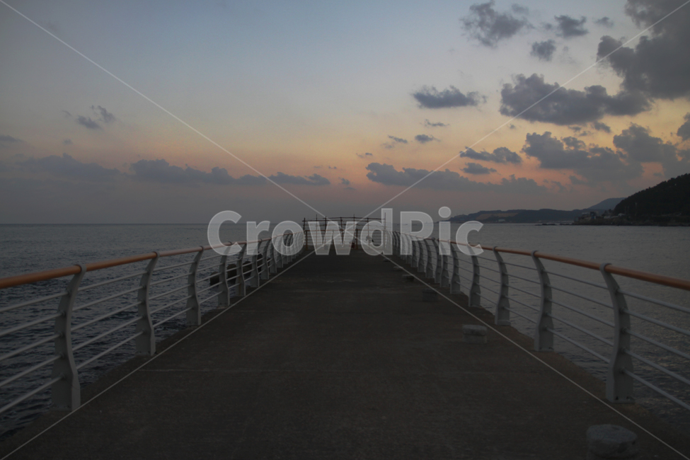 노을,색감,여행,감성,하늘,작품,자연,풍경,nature,landscape,handrail,난간,banister,railing,water,물