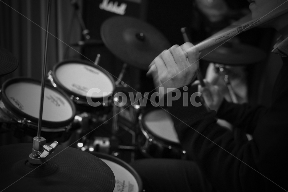 musician,음악가,human,인간,musicalinstrument,악기,person,사람,드럼,drum,play,music,흑백,모노톤,monochrome,black and white,악기,음향기기,musical instrument,musical equipment