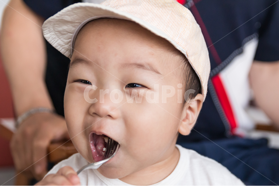 아기,가족,아이,남자아기,귀여운,작은,통통한,볼살,얼굴,먹고있는,포크,모자,남자,어린이,아동,유아,두살,인간,모델,식사,빵,표정,잘먹는,애기,식욕,건강한,튼튼한,사람,인물,인간,human,person,어린이,어린아이,child,children,kid