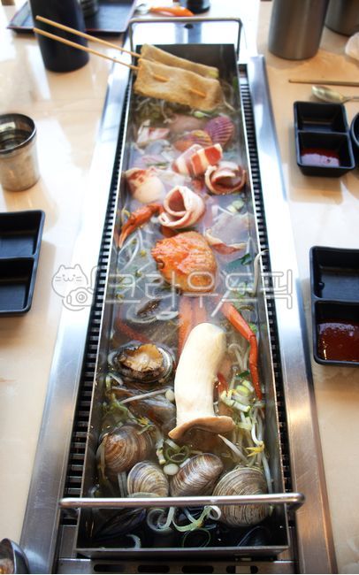 해물탕,조개전골,해물전골,해물,해산물,수산물,우삼겹,고기,오뎅,어묵,꽃게,버섯,전복,조개,대합,해양생물,식재료,요리,철판,긴철판,seafood,soup,seafoodsoup,ironplate,crab,beef,mushroom,clam,abalone,콩나물,beansprouts,food,음식,meal,식사