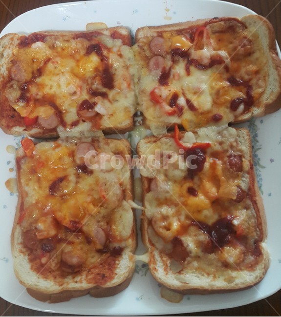Pizza bread,pizza bread,pizza,bread,sausage,food,food photography,foodstagram,today's menu,restaurant,restaurant recommendation,food record,daily record,foodstagram,foodstagram,gourmet,meal,restaurant menu,home cooking,cooking photo