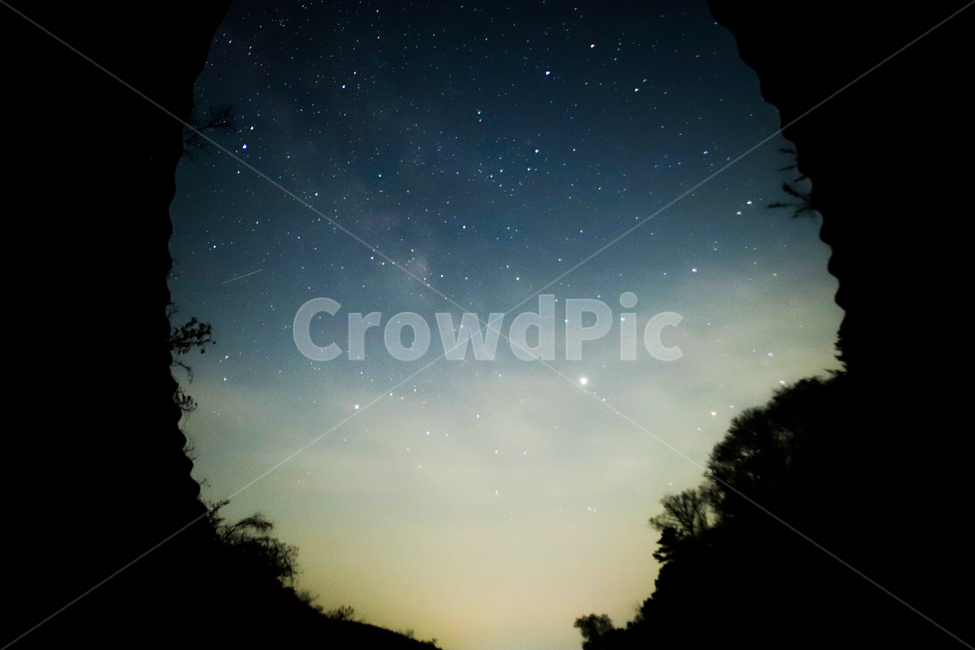 자연,outdoors,lighting,조명,은하수,galaxy,star,별,sky,하늘,손전등,flashlight,터널,자연,풍경,nature,landscape,옥외