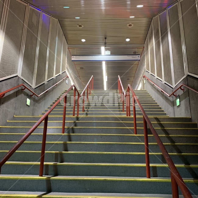 banister,난간,handrail,계단,staircase,지하철,전철,subway,skytrain,캐나다,밴쿠버,지하,저녁,교통,교통수단,traffic,transportation