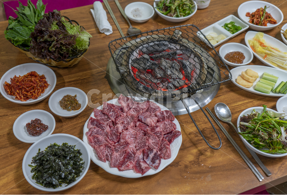 소고기구이,한우,상차림,숯불구이,화로,koreanbeef,koreansettable,charcoalgrilled,charcoalbrazier,음식,식재료,요리,food,cook,meal,dishes,food reserves,한식,한국음식,한국요리,korean food,korean dishes,korean meal,korean cook