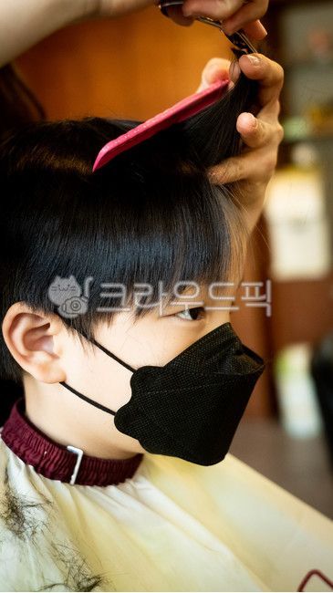 이발,미용실,코로나,마스크,어린아이,이발소,covid19,coronavirus,마스크를낀,검정마스크,소년,미용,mask,blackmask,boy,beautysalon,haircut,빗,가위,wearingamask,barbershop