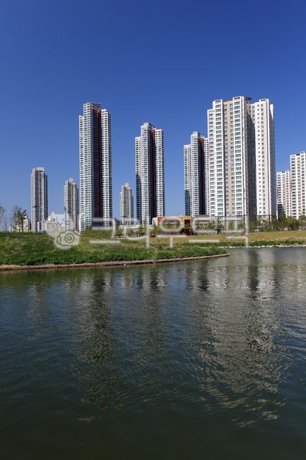 청라국제도시,청라,국제도시,아파트,부동산,집,주택,주거,도시,도심,빌딩,고층,고층빌딩,고층아파트,스카이라인,호수,공원,호수공원,하늘,풍경,배경,백그라운드,청라호수공원,반영,물,신도시,청라신도시,서구,인천,인천시,인천광역시