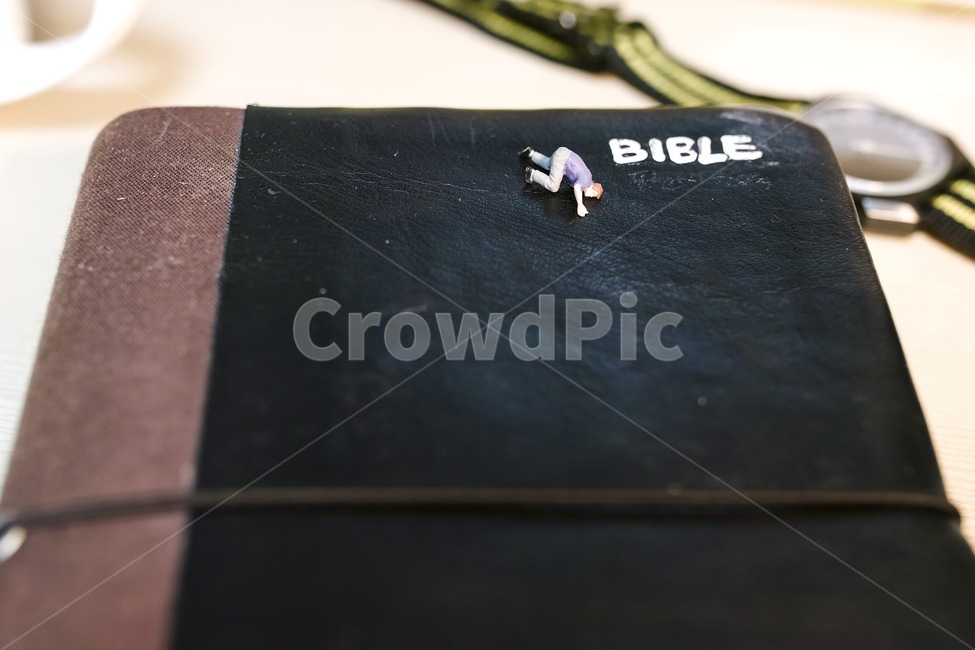 Bible,성경,묵상,미니어처,교회,기독교,말씀,말씀묵상,조각상,동상,석상,조형물,statue,bronze statue,stone statue,종교,신앙,religion,belief,faith,사물,물건,오브젝트,thing,object,matter