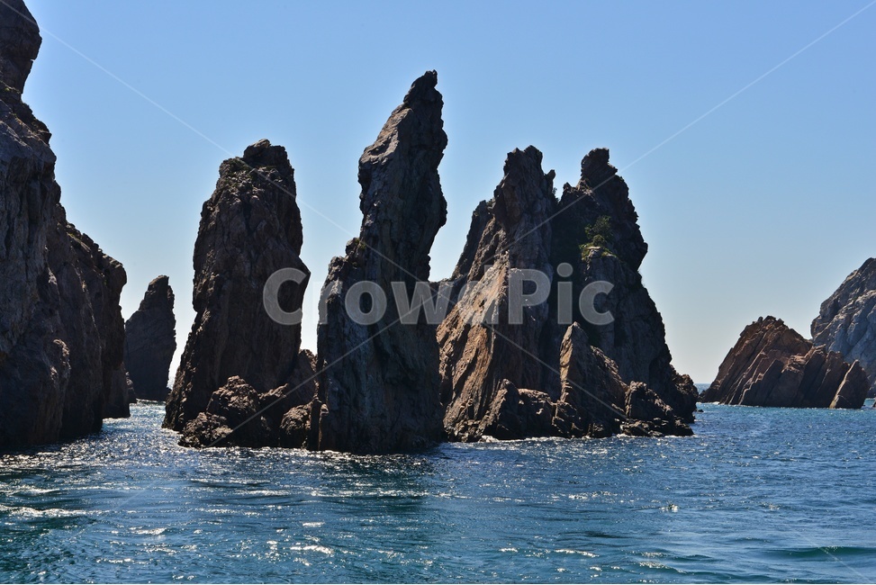 낭떠러지,cliff,nature,자연,outdoors,옥외,water,물,shoreline,해안선,sea,바다,ocean,대양,coast,연안,promontory,신안,홍도,자연,풍경,nature,landscape