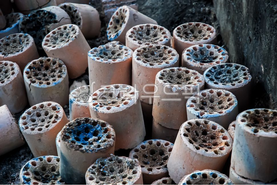 연탄,겨울,한국,사물,연료,추위,winter,korea,옛날,달동네,오래된집,난방,hole,구멍,원통