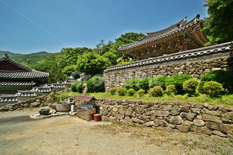 석남사,영산전,돌담,안성,서운산,보물제823호,조선초기,불교사찰,푸른하늘,자연,한국전통,한국문화,korean traditional,korean culture,건축물,건물외관,exterior,building,structure,architecture,construction