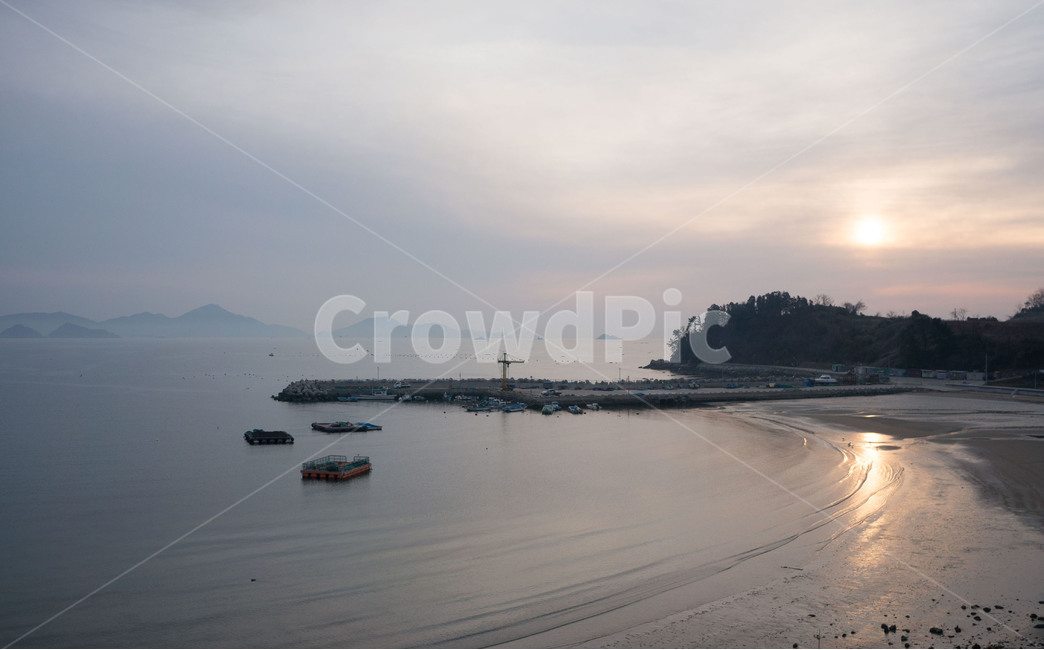 일출,통영,새벽,거제,겨울,계절,winterseason,자연풍경,naturelandscape,한국,한국자연경관,koreanaturelandscape,한국전통,한국문화,koreantraditional,koreanculture,자연,풍경,nature,landscape,한국자연풍경,한국자연경관,korea nature landscape,해변,바다,beach,sea,vehicle,차량,boat,보트,transportation,교통,outdoors,옥외