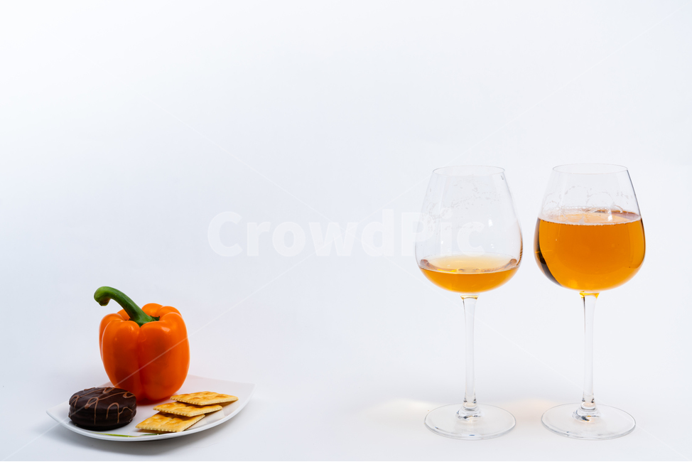 접시,그릇,도자기,와인잔,유리잔,맥주,투명한,배경,하얀색,채소,야채,식재료,다이어트,건강한,칼로리,식단,안주,알콜,주류,차가운,담백한,딱딱한,쥬스,항산화,정돈된,농사,깨끗한,수분,정물,스튜디오,접사,음식,비타민,반찬,파프리카,주황색,과자,스낵,초콜릿,케이크,녹색,시원한,탄산,커플,음식,식재료,요리,food,cook,meal,dishes,food reserves,채소,야채,vegetables,디저트,간식,후식,dessert,snack,술,주류,alcohol,사물,물건,오브젝트,thing,object,matter