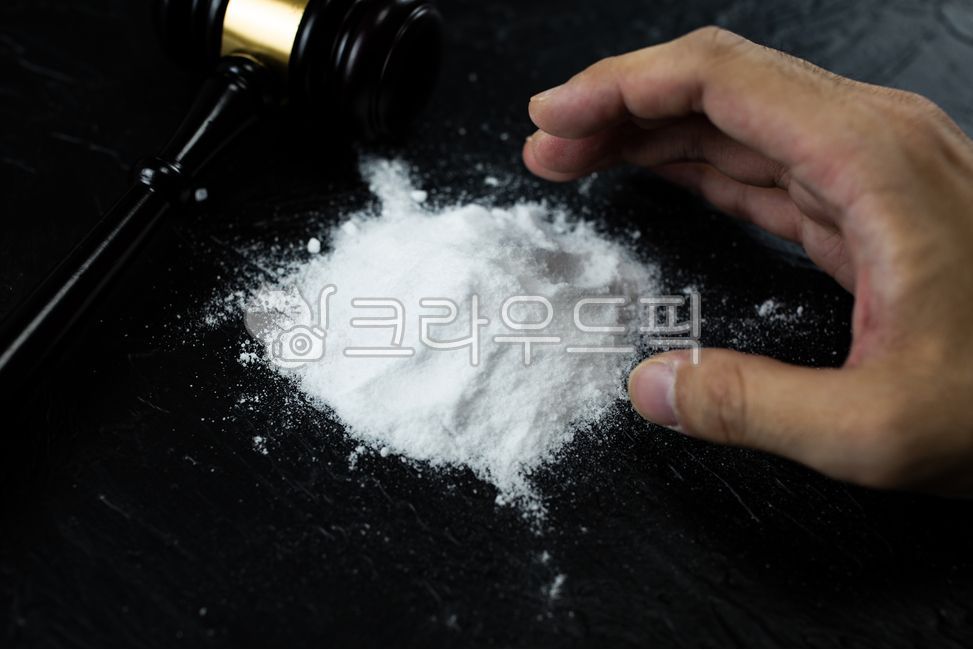 마약,소금,설탕,중독,불법,당뇨,고혈압,범죄,위험,약물중독,코카인,헤로인,가루,drug,salt,sugar,powder,addiction,abuse,illegal,diabetes,highbloodpressure,heartdisease,crime,risk,drugaddiction,cocaine,heroin,법,심판,판사,전문가,판결,재판,law,judge,expert,judgment,trial,손,사람,범죄자,유혹,죽음,통제,절제,건강,hand,people,criminal,seduction,death,control,moderation,health