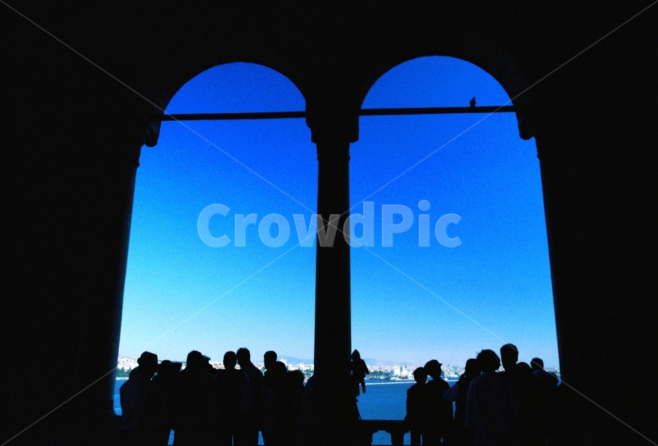 궁전,궁전아치,아치,바다,사람들,사람들,대중,군중,other people,crowd,인물실루엣,사람실루엣,character silhouette,human silhouette,architecture,건축물,building,건물