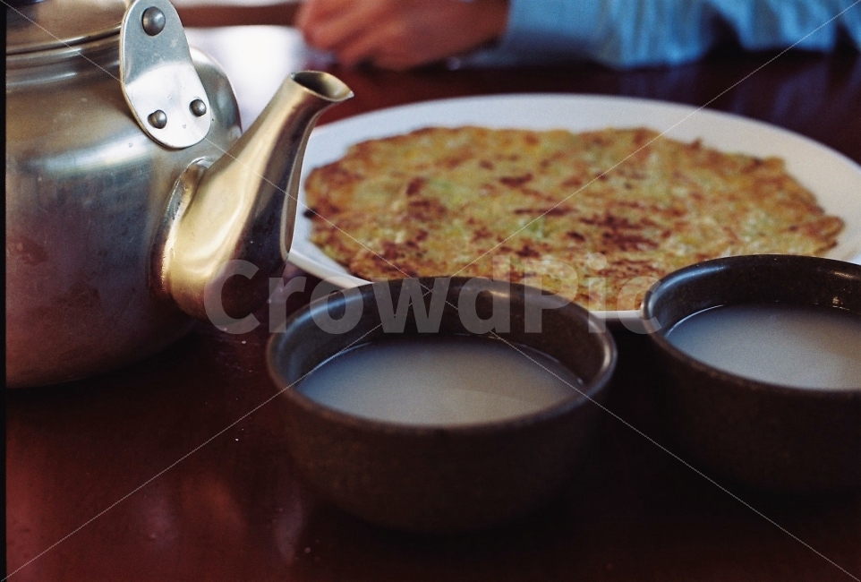 막걸리,동동주,전,호박전,술,음식,식재료,요리,food,cook,meal,dishes,food reserves,한식,한국음식,한국요리,korean food,korean dishes,korean meal,korean cook,술,주류,alcohol