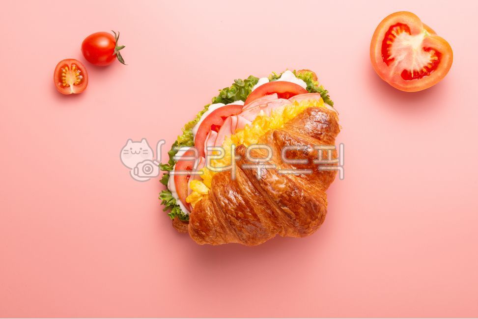 bacon,bread,egg,brunch,croissant,sandwich,tomato,cooking,vegetable,delicious