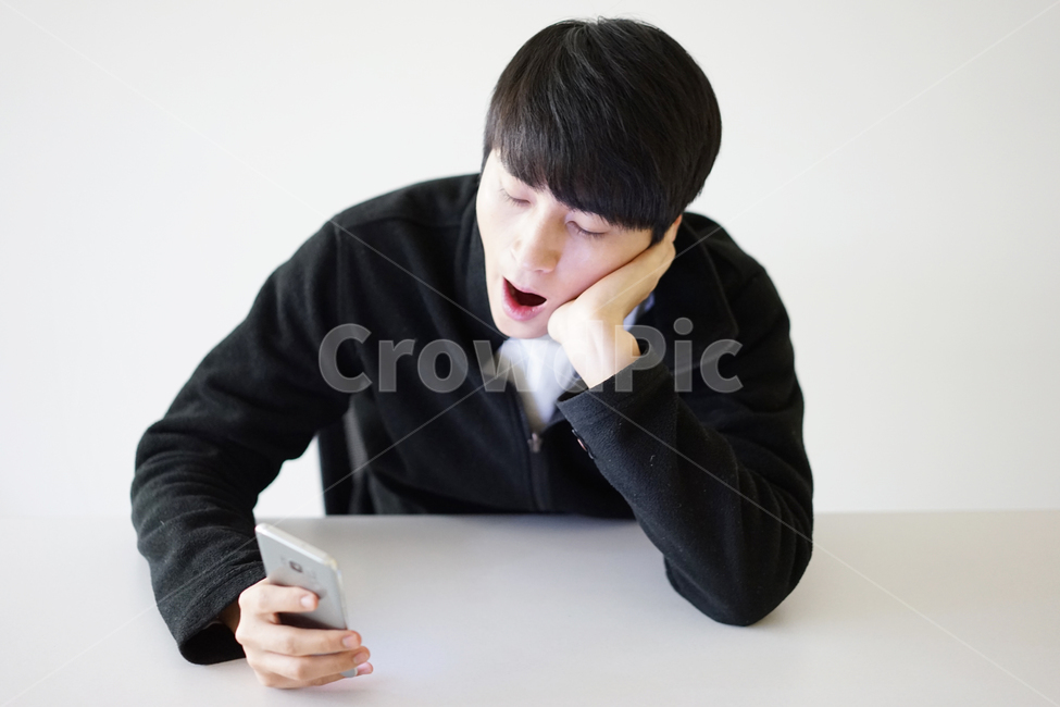 스마트폰,핸드폰,휴대폰,남자,남성,모바일,it,전자기기,전자제품,하품,사람,인물,인간,human,person,얼굴표정,facial expression,face,남성,남자,man,male,감정표현,기분,feeling,emotion,정보통신기술,전자기기,전자제품,it,information,technology,electronic equipment