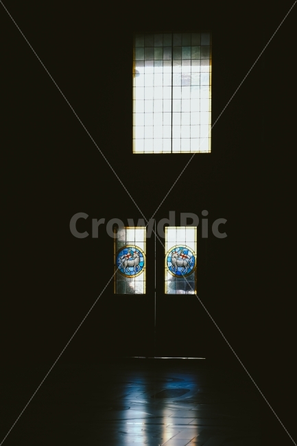 문,실루엣,반사,유리창,감성,감성사진,교회,그림자,감성,sensible,feeling,종교,신앙,religion,belief,faith