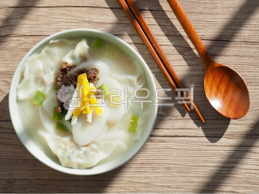 soup,koreanculture,Korean traditional food,vegetable,holiday,white,Korean food,Lunar New Year food,Rice cake and dumpling soup,tteokguk,new year,koreanfood,foodculture,holiday food,chinesenewyearfood,dumpling soup,Korean,Korean culture,koreantraditionalfo
