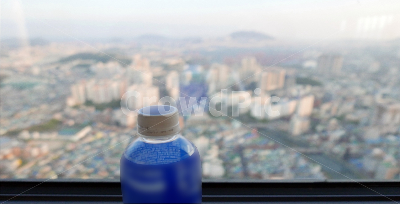 도시풍경,흐릿한기억,나의희망,전망,꼭대기,옥상,초고층,빌딩,60층,부산,하늘,내려다봄,도시,풍경,기억,흐릿한,펫트병,창문,파란색,와이드,바다,자아찾기,감성,감성적,감성사진,배경,백그라운드,음료수,drink,beverage