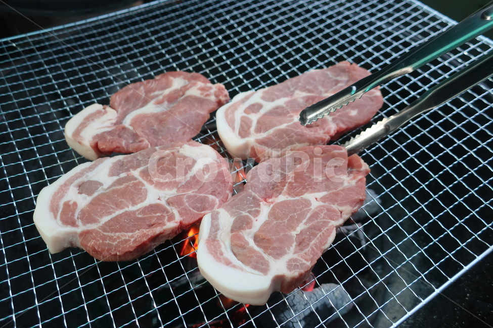 돼지,고기,구이,목살,석쇠,집게,숯불,육류,정육,캠핑,음식,식재료,요리,food,cook,meal,dishes,food reserves,육류,고기,meat