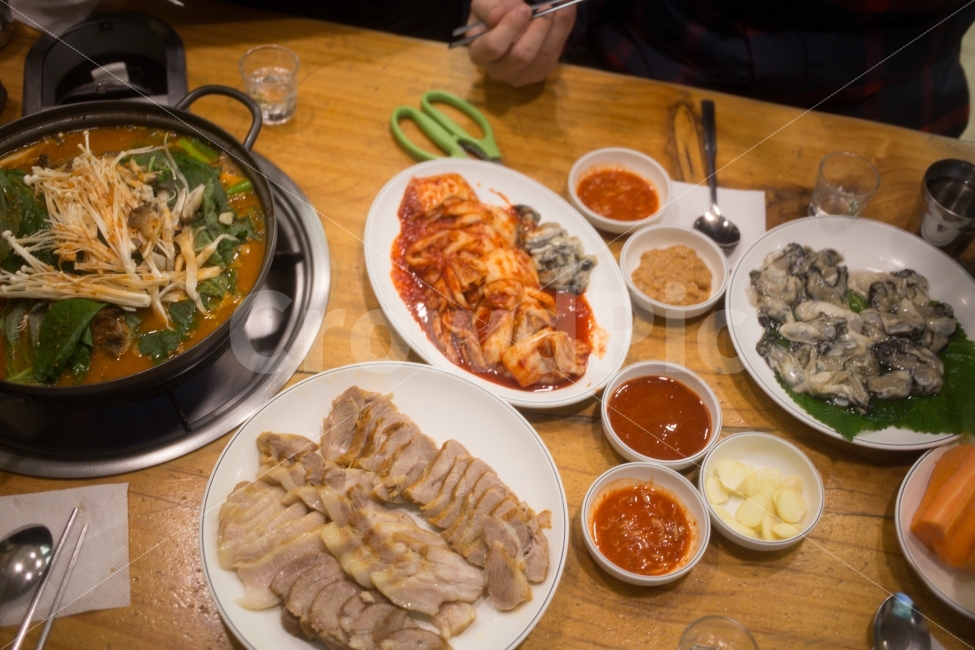 술안주,감자탕,굴보쌈,김치,생굴,보쌈,저녁식사,저녁술안주,술밥,음식,식재료,요리,food,cook,meal,dishes,food reserves,한식,한국음식,한국요리,korean food,korean dishes,korean meal,korean cook