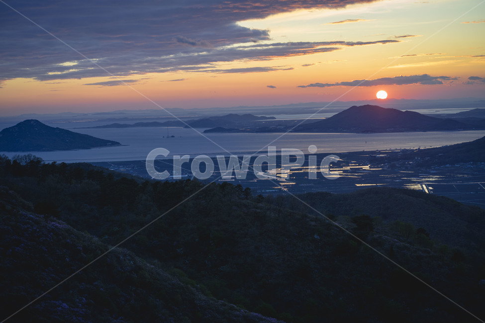 바다,석양,노을,산,일몰,서해,하늘,자연,풍경,nature,landscape,outdoors,옥외,sky,dusk,황혼,sunset,dawn,새벽,red sky,붉은 하늘