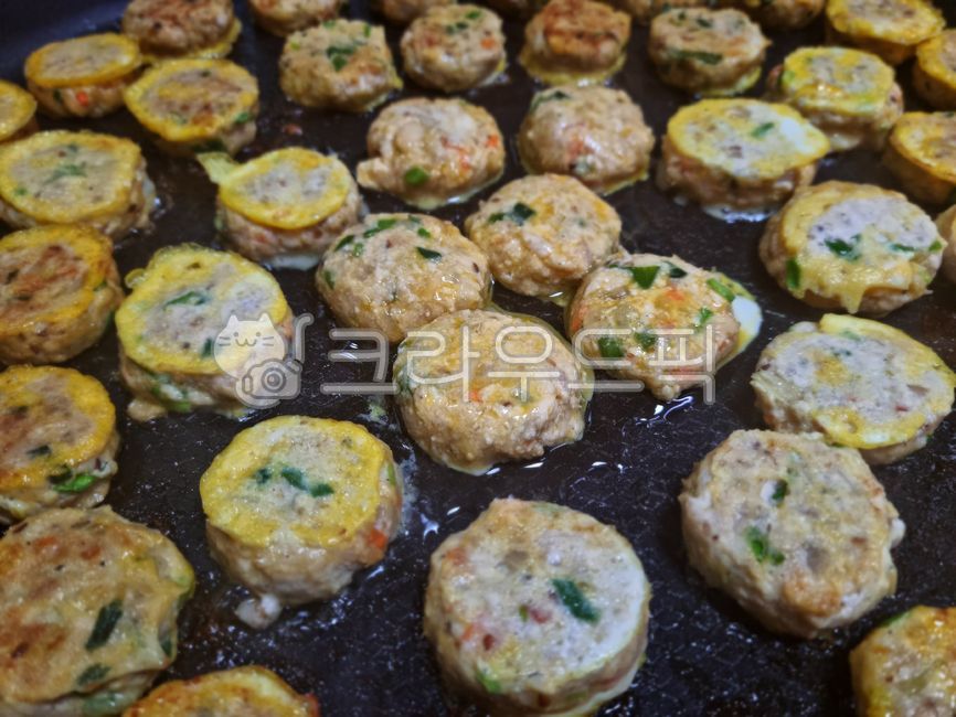 부침개,전,동그랑땡,음식,요리,한국,한식,전통음식,명절음식,명절,추석,새해,설날,후라이팬,프라이팬