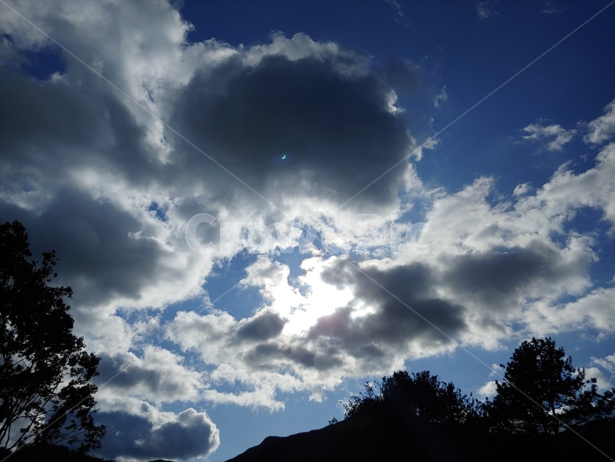 어두운하늘,비온하늘,하늘,구름,배경,6월하늘,여름하늘,햇빛,빛,구름많은,cloudy,sunlight,sunshine,자연,nature,summer,sky,morning,daytime,아침,낮