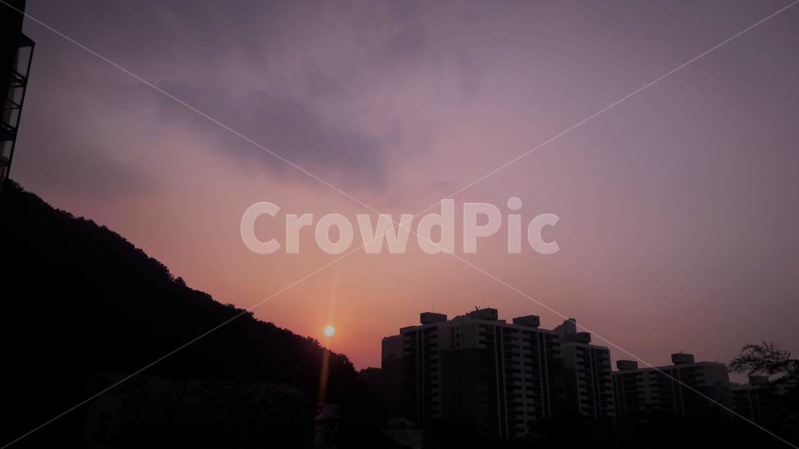 노을,태양,하늘,구름,보라색,도시,풍경,city,landscape,nature,자연,outdoors,옥외,dawn,새벽,sunset,일몰,red sky,붉은 하늘,sky,dusk,황혼,flare,플레어,light,빛