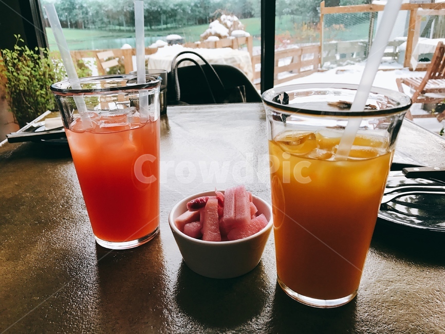 자몽주스,오렌지주스,카페,레스토랑,cafe,따뜻한,포근한,빈티지,빈티지감성,빨대,유리컵,얼음,음료수,drink,beverage