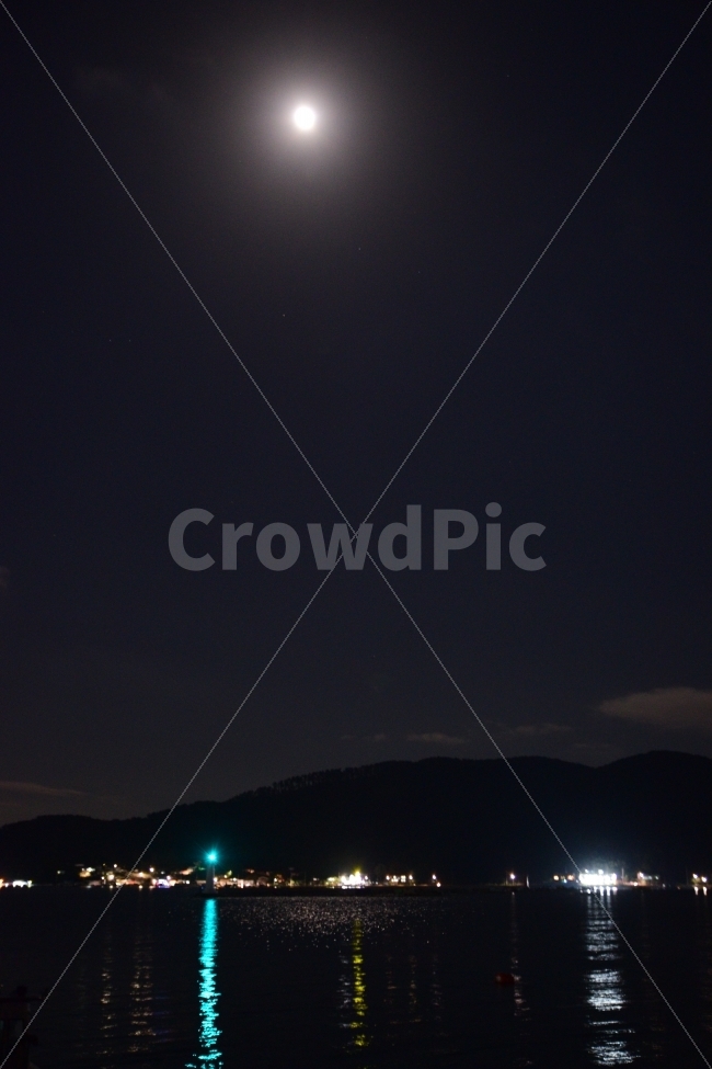 등대,불빛,달,바다,야경,야경,밤,풍경,nightscape,night,landscape,도시,city,nature,자연,outdoors,옥외,universe,우주,space,astronomy,천문학,outer space,대기권 밖,moon