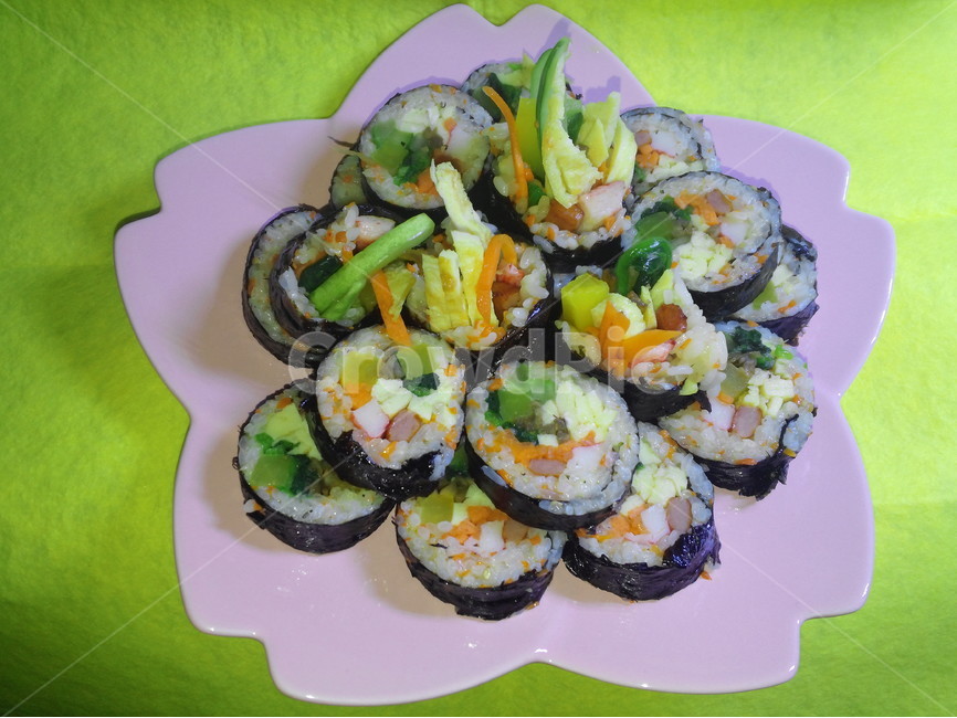 김밥,단무지,달걀,노란색,당근,오이,우엉,김,식사,소풍,시금치,소세지,게맛살,쌀,간식,음식,식재료,요리,food,cook,meal,dishes,food reserves,한식,한국음식,한국요리,korean food,korean dishes,korean meal,korean cook,디저트,간식,후식,dessert,snack