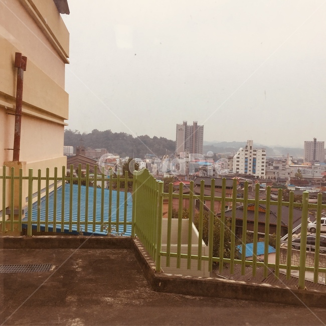 오후,건물,하늘,학교,콘트리트,도시,풍경,city,landscape,한국도시풍경,한국도시경관,korea cityscape,railing,난간,banister,handrail