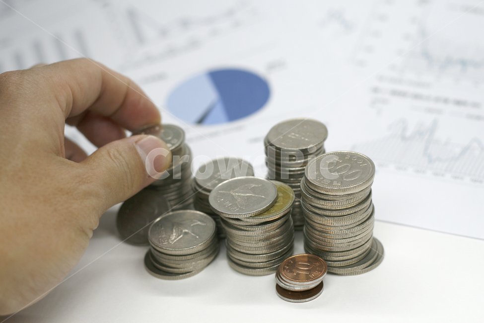 동전,금융,보고서,그래프,손,금융,돈,finance,banking,money,연출,컨셉,콘셉,direction,concept