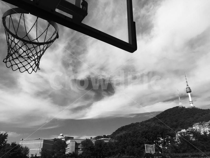 농구대,남산,산,서울,농구,남산타워,농구공,찰나,여름,흑백,느와르,도시,풍경,city,landscape,스포츠,레저,운동,sports,leisure,exercise,흑백,모노톤,monochrome,black and white