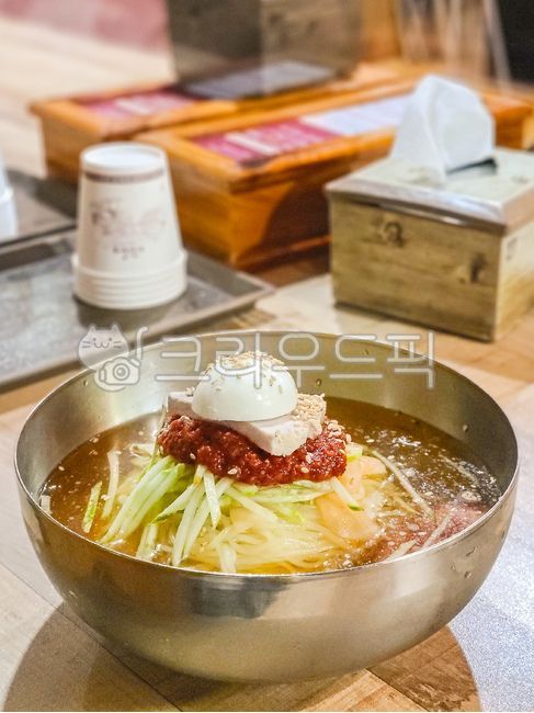 냉면,밀면,물냉면,물밀면,여름음식,여름별미,한국음식,함흥냉면,국수,면,면요리,음식,요리,식사,사발,대접,그릇,식당,한식당,음식,식재료,요리,food,cook,meal,dishes,food reserves