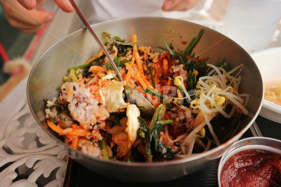 비빔밥,한국음식,한국전통,한식,건강식,채소,야채,음식,요리,곡류,곡식,식재료,계란,쌀,한국전통음식,건강,고추,고추장,매운음식,매운맛,korea,koreanfood,bibimbap,healthydiet,healthy,food,cooking,fruit,egg,koreanmeal,koreancook,자연식,제철,제철음식,김가루,계란후라이,콩나물무침,시금치,무김치,참기름,전통음식,건강식품,채식,채식식단,채식주의자,베지테리언,채식주의식단,건강음식