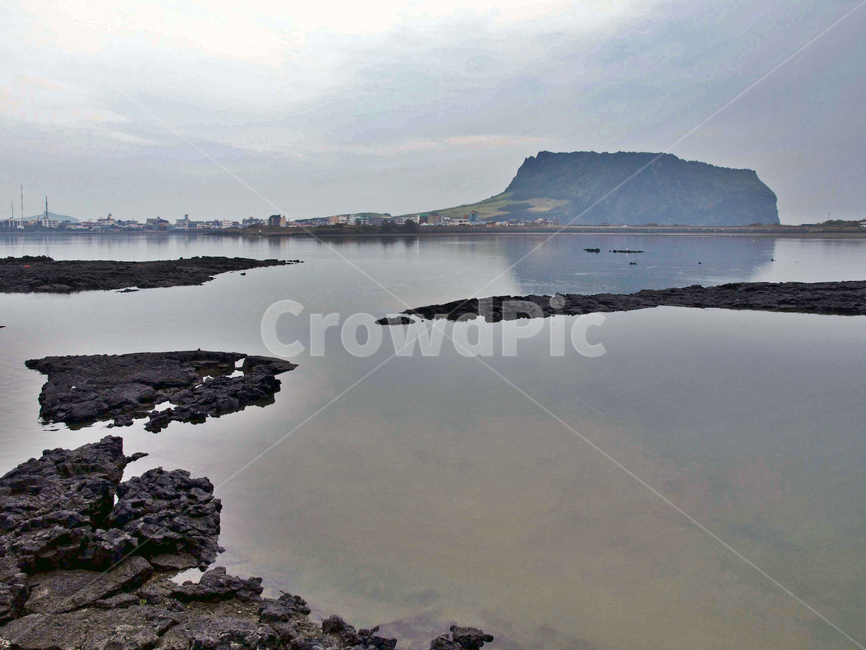성산일출봉,내수면,늪지대,올레2코스,제주,서귀포시,보,둑,자연,풍경,nature,landscape,한국자연풍경,한국자연경관,korea nature landscape,제주도,jeju,jeju island,outdoors,옥외,land,땅,shoreline,해안선,water,물,ocean,대양,sea,바다,promontory,곶,coast,연안