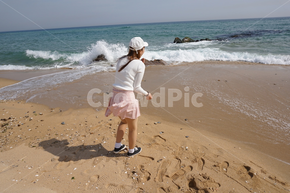 여자,긴머리,바다,분홍스커트,하얀모자,혼자놀기,해변,바다,beach,sea,사람,인물,인간,human,person,여성,여자,woman,female,lady,여행,휴가,traveling,vacation,trip