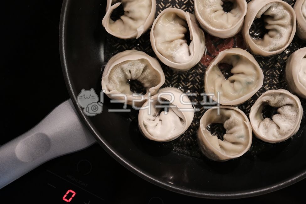 군만두,만두튀김,튀김만두,튀긴만두,만두,만두굽기,만두요리