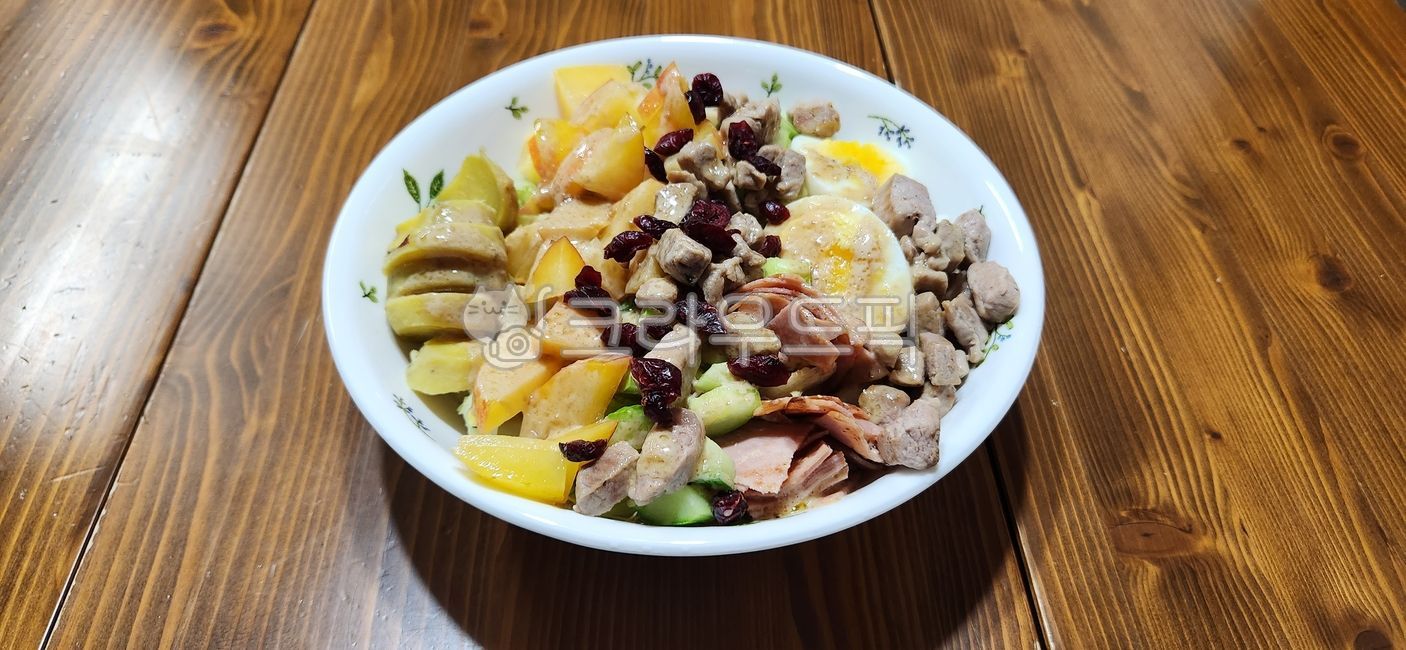 콥샐러드,샐러드,야채,건강식,요리,음식,food,식사,meal,접시,dish,삶은계란요리,삶은계란,고구마,고구마요리,돼지고기큐브구비,구운햄,햄,구운햄요리,자두,자두요리,건크랜베리,건크랜베리샐러드,오이,양상추,샐러드볼,salad,다이어트,다이어트요리,다이어트식단