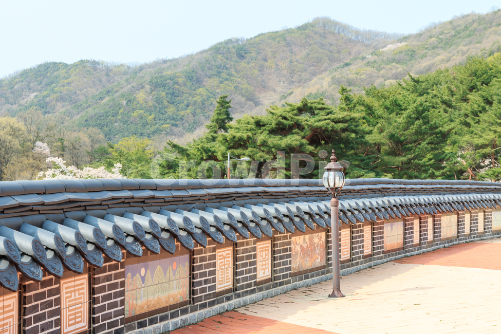 담,담장,기와지붕,기와,전통,한국,전통양식,전통담장,야외,풍경,경치,고즈넉한,자연,조화,산,얕은,정취