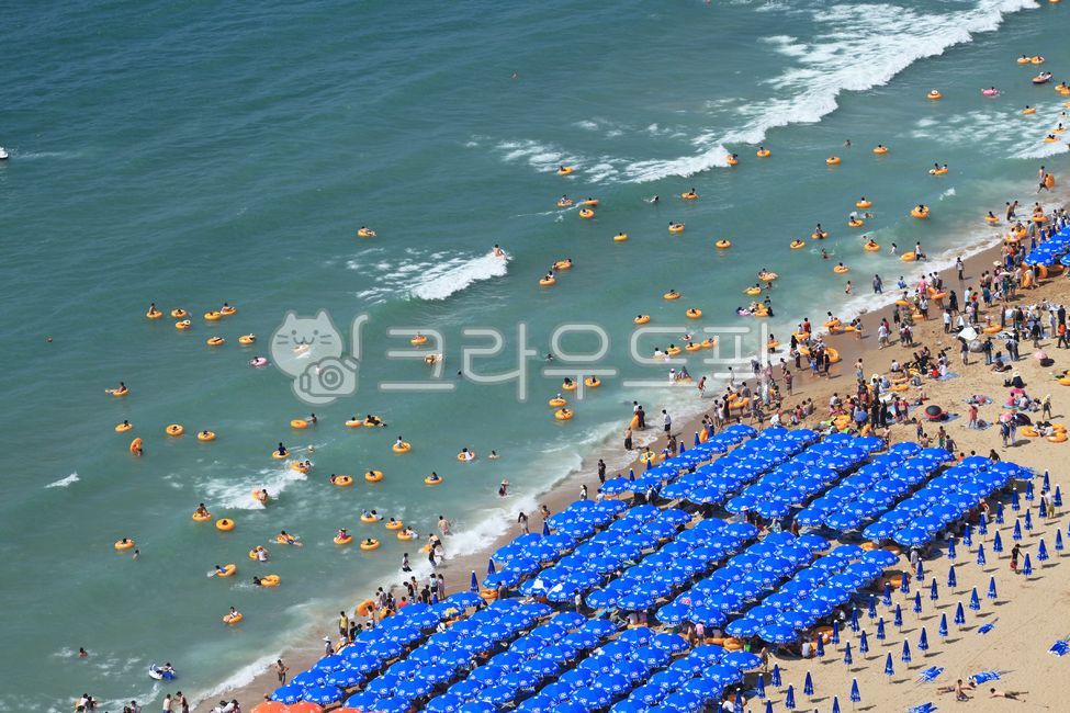 해운대해수욕장,해운대,해수욕장,바다,여름,휴가,여름휴가,휴식,백사장,모래,모래백사장,풍경,해변,비치,여름풍경,파라솔,튜브,사람,사람들,인파,파도,물놀이,놀이,즐거움,즐거운,물,수영,해안,하이앵글,탑앵글,관광,명소,관광명소,해수욕,레저,수상레저,해운대구,부산,한국,여름,계절,summer,season