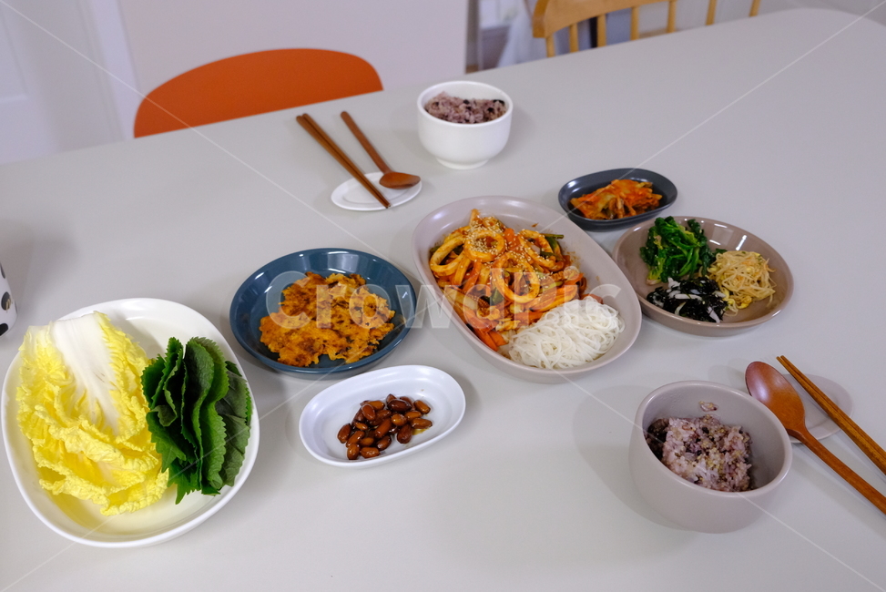 한식,신혼밥상,상차림,한국음식,오징어볶음,쌈채소,쌈,나물,김치전,식탁,table,잡곡밥,koreanfood,집밥,food,음식,식재료,요리,food,cook,meal,dishes,food reserves,한식,한국음식,한국요리,korean food,korean dishes,korean meal,korean cook