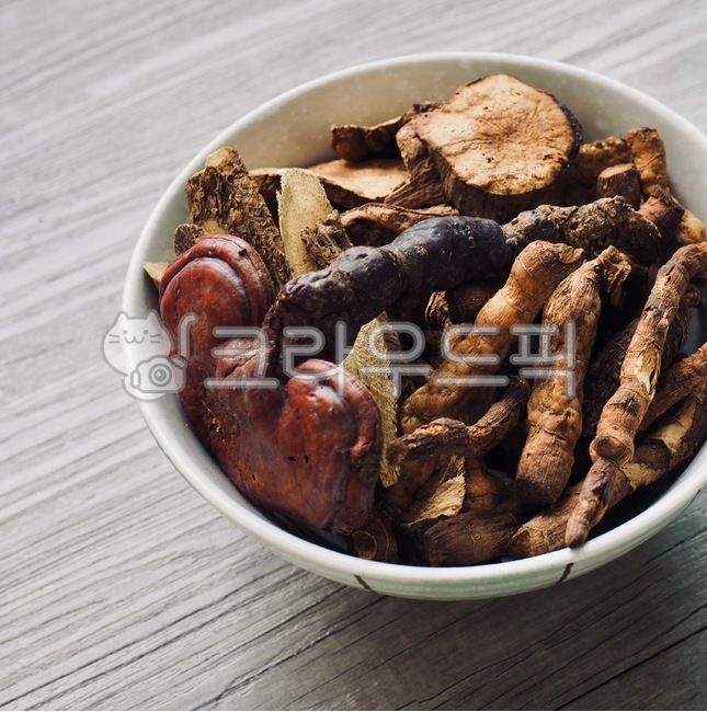 동양의학,한약재료,한약재,약재,뿌리,식물,뿌리식물,음식,배경,그릇,도자기그릇,건강식품,감기,약,한약,감초,대추,검정,한방약,한방,건조식품,의학,아시아문화,한국문화,감기치료제,orientalmedicine,chinesemedicineingredients,herbalmedicine,medicine,root,plant,food,background,bowl,porcelainbowl,healthfood,cold,about,chinesemedicine,licorice,jujube,black,driedfood,asianculture,koreanculture,coldremedy